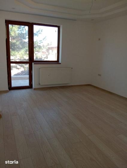Casă cu 8 camere cu Teren 250 Mp în Fundeni