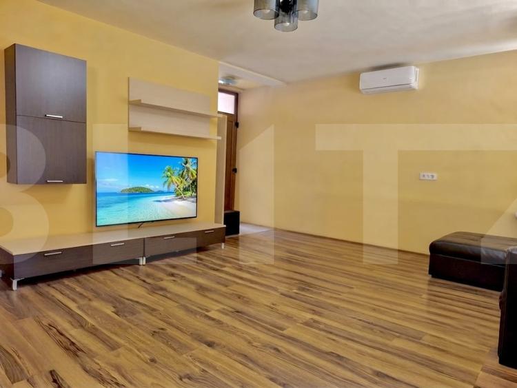 Casă individuală cu 8 camere cu Canalizare în Mehala