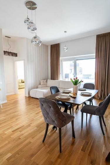 Apartament cu 3 camere semidecomandat, mobilat în Est