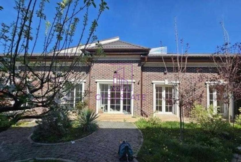 Casă cu 9 camere cu Teren 700 Mp în Pipera