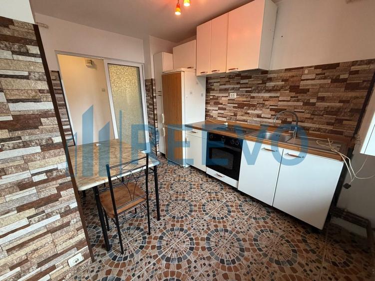 Apartament cu 3 camere decomandat, mobilat în Periferie