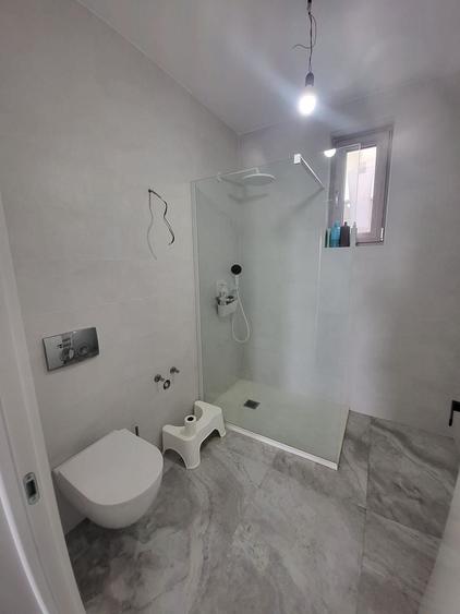 Casă individuală cu 7 camere cu Canalizare în Est