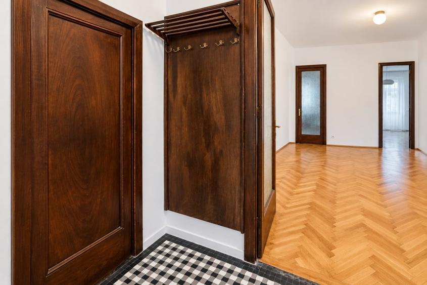 Apartament cu 4 camere decomandat în Polonă