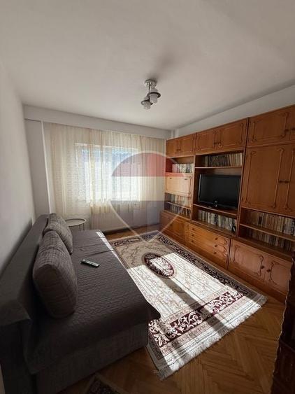 Apartament cu 4 camere, mobilat în Central