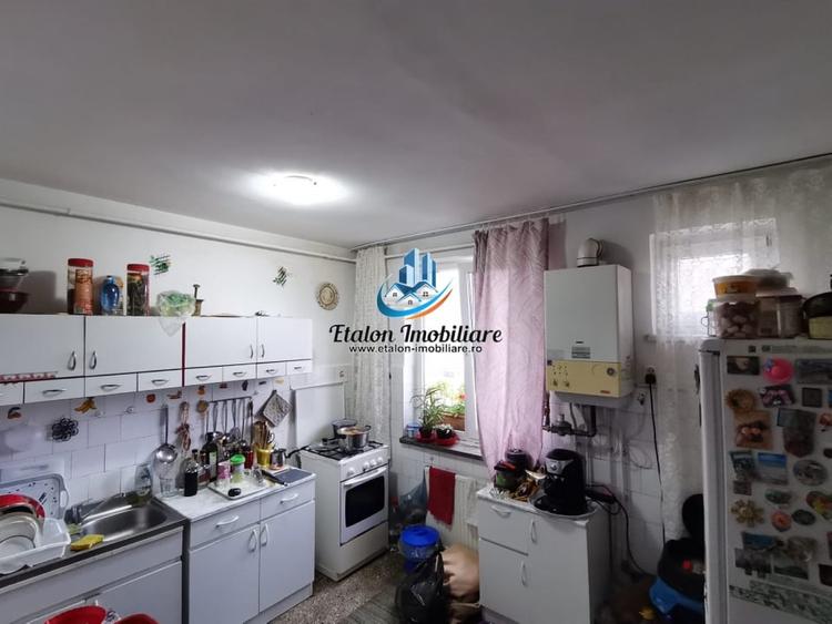 Apartament cu 4 camere semidecomandat în Mărăței