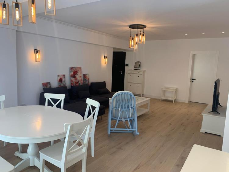 Apartament cu 3 camere semidecomandat, mobilat în P-ța Victoriei