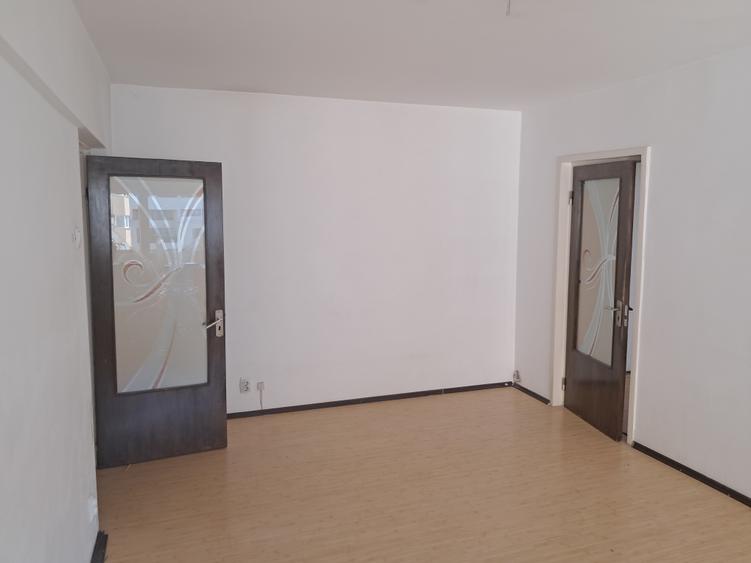 Apartament cu 4 camere în Colentina