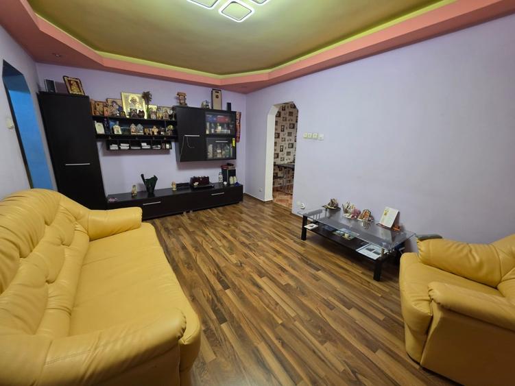 Apartament cu 3 camere semidecomandat, mobilat în Titan