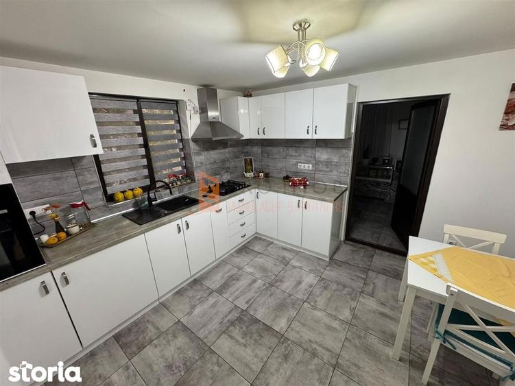 Casă cu 5 camere decomandat cu Teren 299 Mp în Central