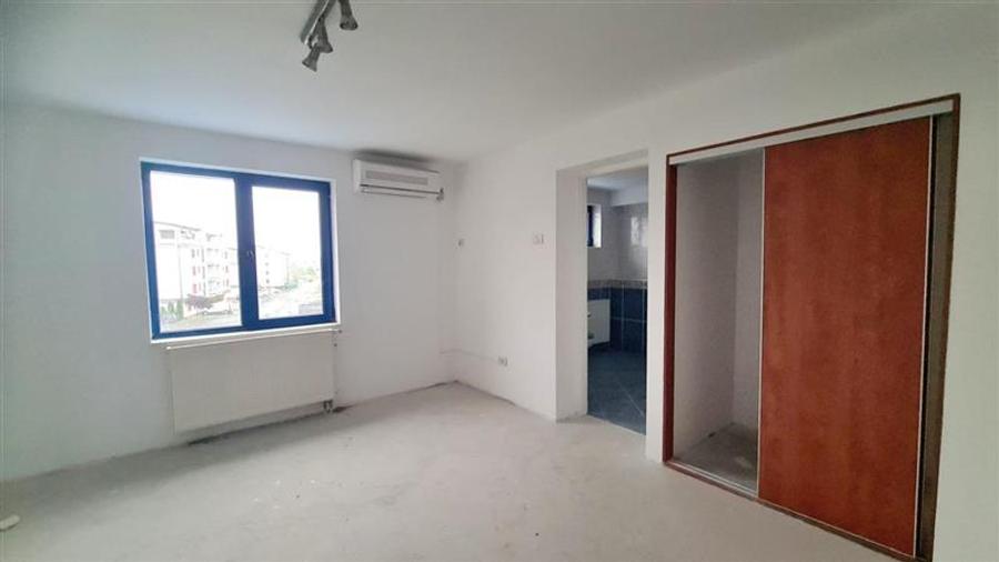 Spațiu comercial, de 660 mp, în Fratelia