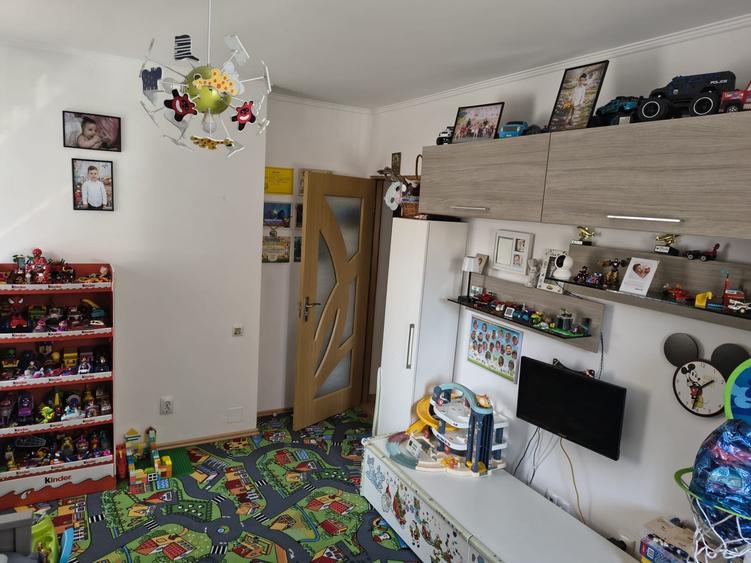 Apartament cu 3 camere semidecomandat, mobilat în Baciu
