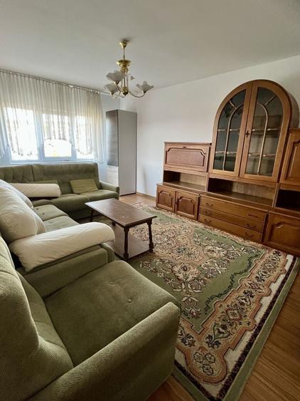 Apartament cu 3 camere decomandat în Exterior Vest
