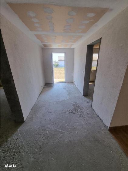 Casă cu 4 camere decomandat în Nanov