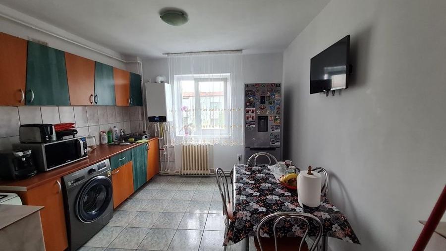 Apartament cu 2 camere semidecomandat în Gojdu