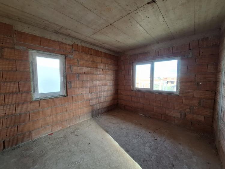 Casă individuală cu 5 camere cu Canalizare în Giarmata