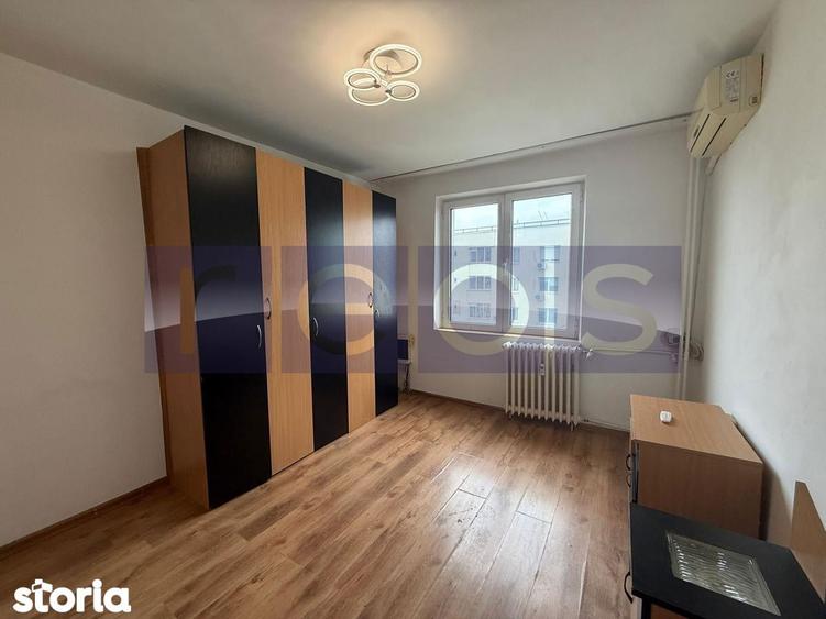 Apartament cu 3 camere semidecomandat în Tei