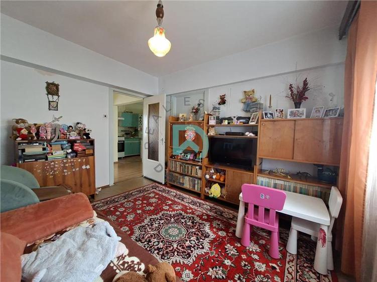 Apartament cu 3 camere semidecomandat în Tractorul