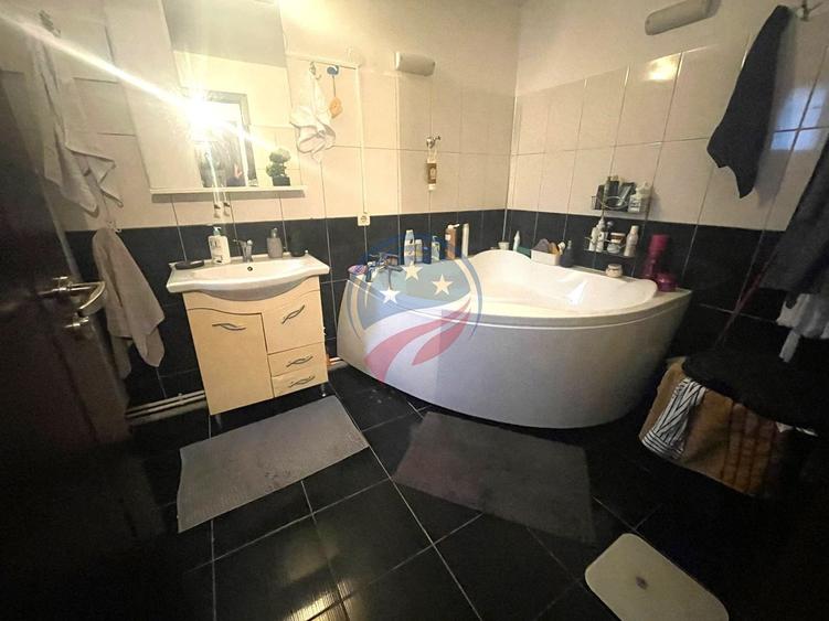 Casă individuală cu 5 camere cu Canalizare în Central