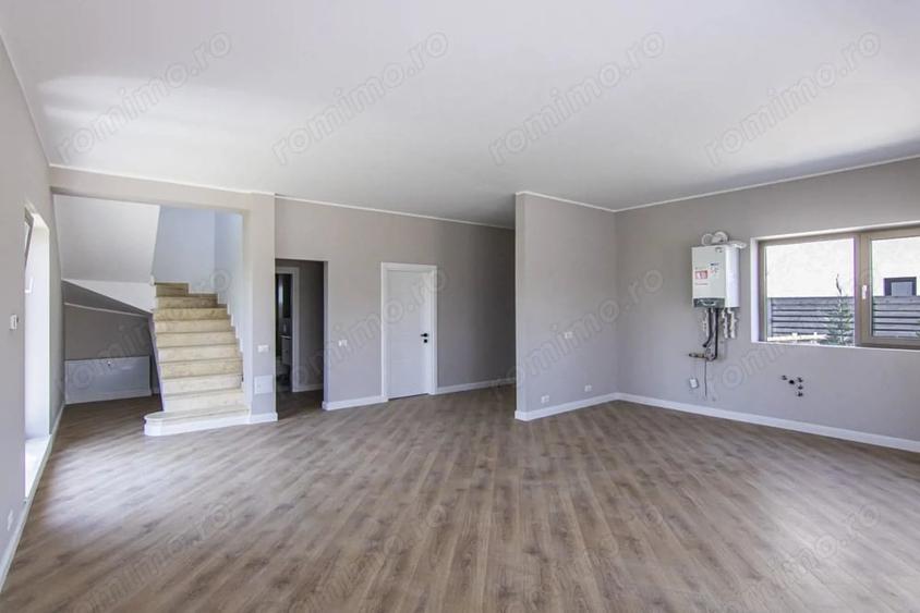 Casă cu 7 camere cu Teren 370 Mp în Ferme