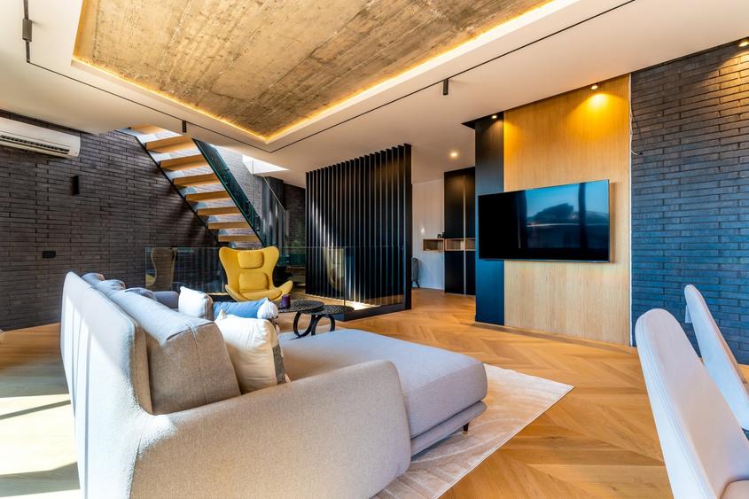 Apartament cu 4 camere semidecomandat, mobilat în Central