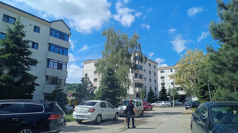 Apartament cu 3 camere decomandat în Poiana