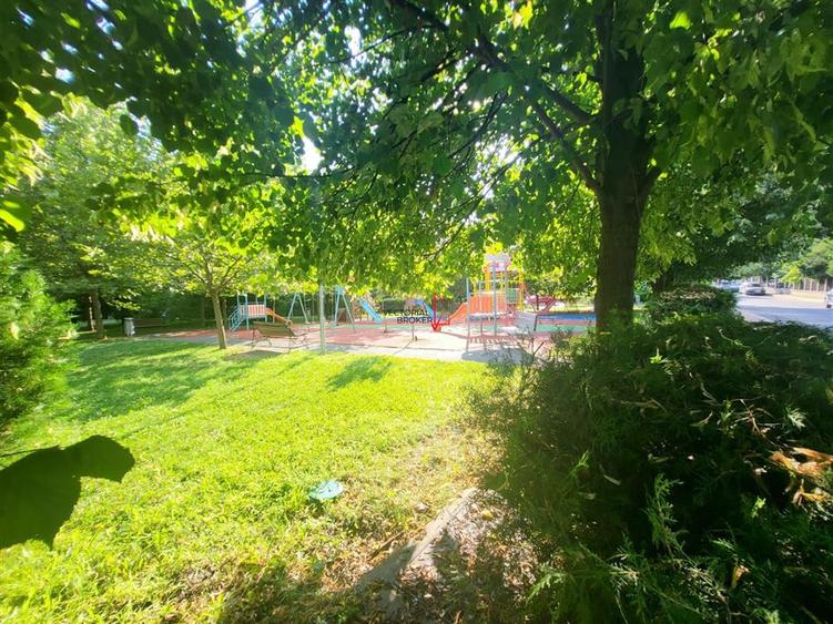 Apartament cu 3 camere decomandat în Titan
