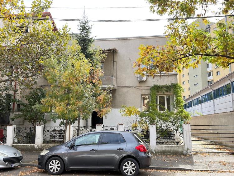 Casă individuală cu 9 camere cu Garaj în Obor