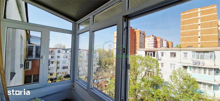 Apartament cu 3 camere semidecomandat în Craiovița Nouă