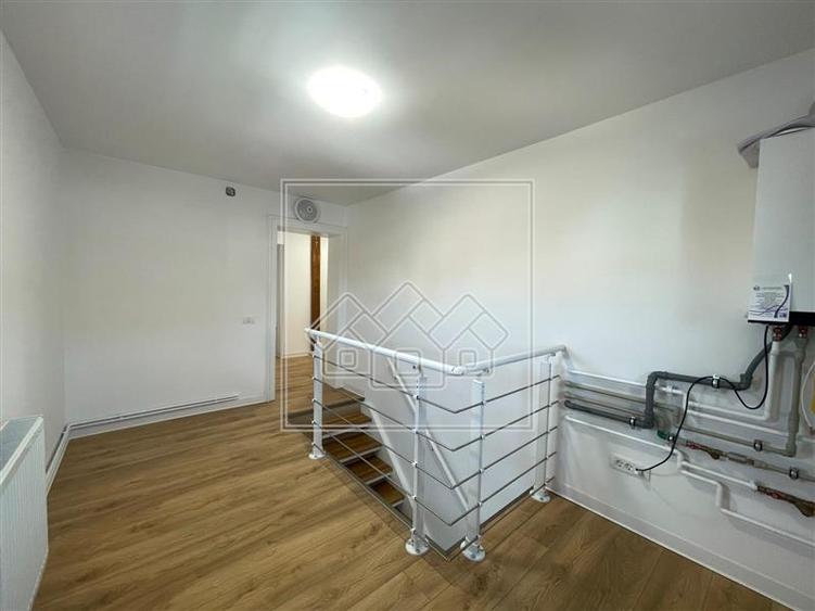 Casă individuală cu 12 camere cu Teren 600 Mp în Hipodrom 1