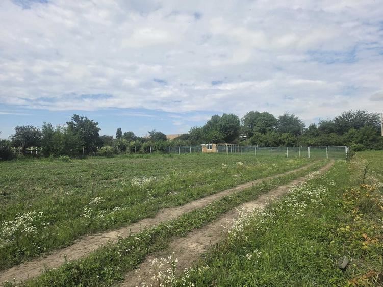 Teren de 1400 mp, în Budăi