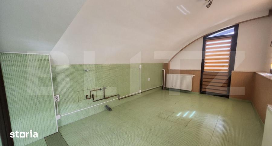 Casă cu 7 camere cu Teren 292 Mp în Central