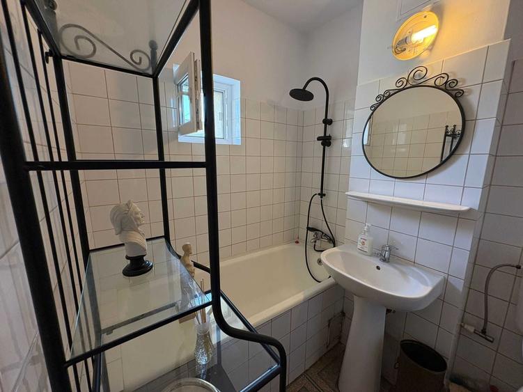 Apartament cu 3 camere decomandat în Teiul Doamnei