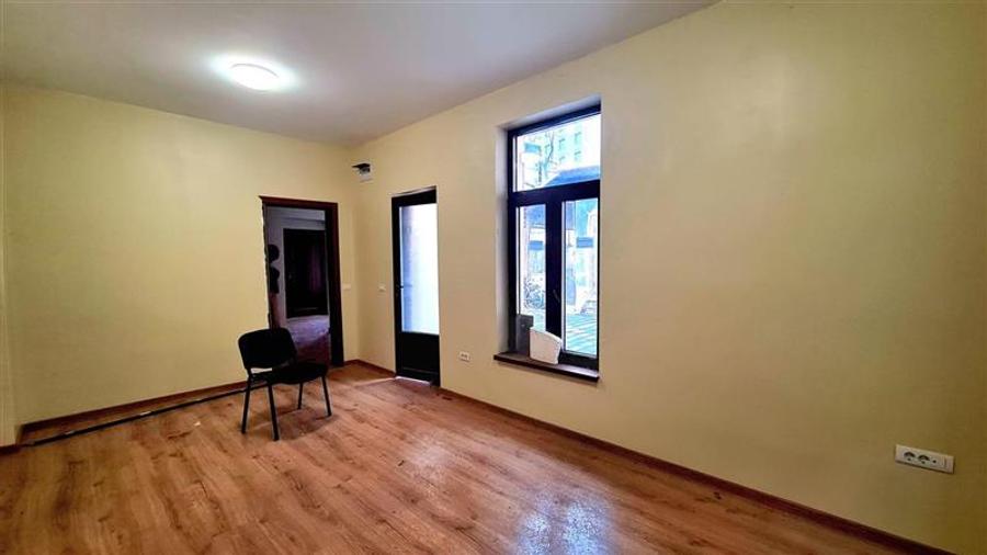 Casă individuală cu 2 camere cu Canalizare în Central