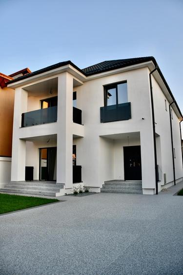 Casă individuală cu 5 camere cu Canalizare în Nord-Vest