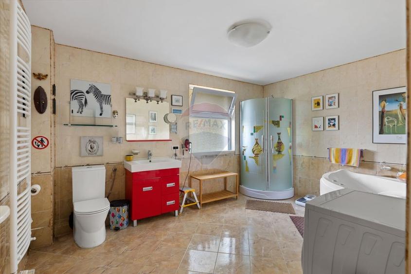 Casă individuală cu 4 camere cu Teren 921 Mp în Subcetate