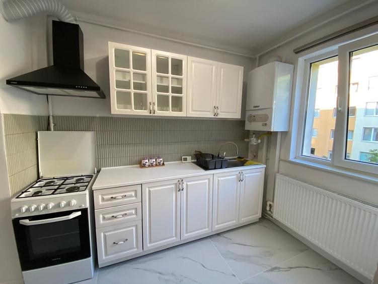 Inchiriez apartament 3 camere recent renovat - 2