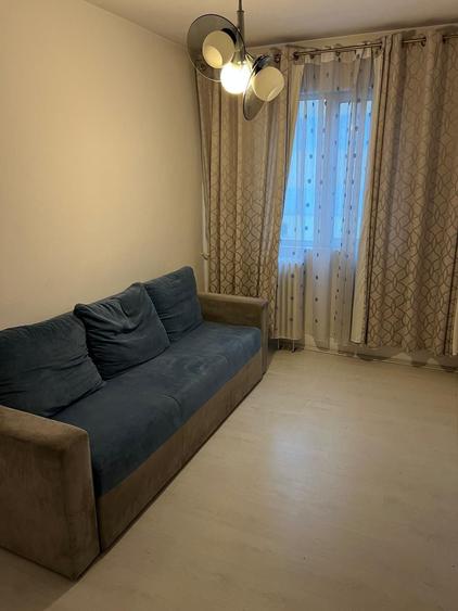 Apartament cu 3 camere decomandat în Craiovița Nouă