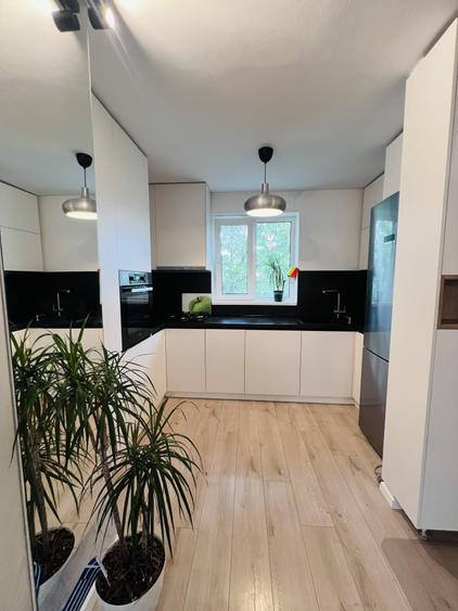 Apartament cu 3 camere semidecomandat, mobilat în Parcul Circului