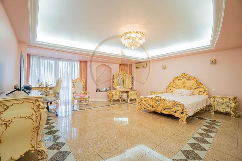 Casă individuală cu 9 camere cu Canalizare în Central