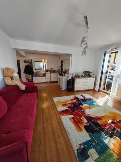 Apartament cu 2 camere semidecomandat în Berceni