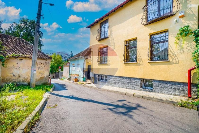 Casă individuală cu 8 camere cu Teren 164 Mp în Brașovul Vechi