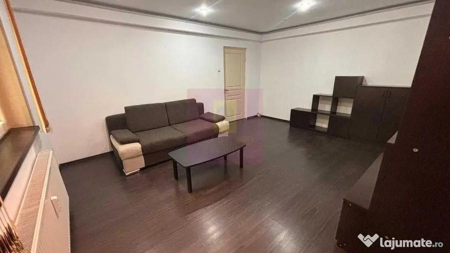 Garsonieră decomandată în Decebal