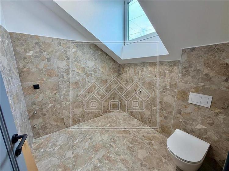 Apartament cu 3 camere nedecomandat, mobilat în Turnișor