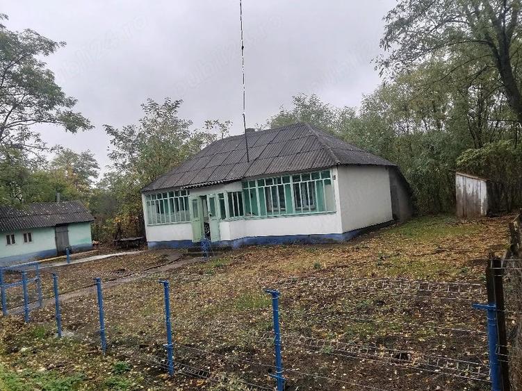 Casă cu 4 camere cu Teren 1555 Mp în Rădăuți-Prut