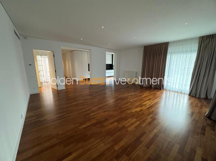 Apartament cu 4 camere decomandat în Băneasa