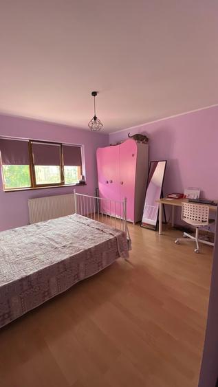Apartament cu 3 camere semidecomandat în Berceni