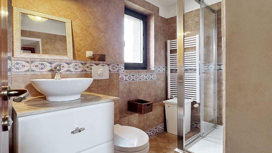Casă individuală cu 8 camere cu Canalizare în Centrul Civic