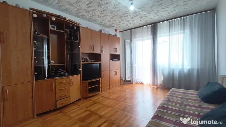 Apartament cu 3 camere decomandat în Piața Centrală
