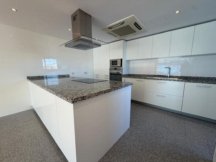 Apartament cu 4 camere decomandat în Kiseleff