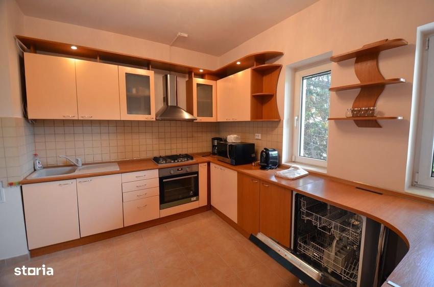 Casă cu 4 camere decomandat în Central